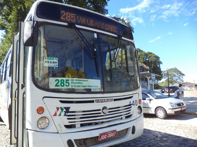 Ônibus com problema em frente à praça - JORNAL BEIRA RIO