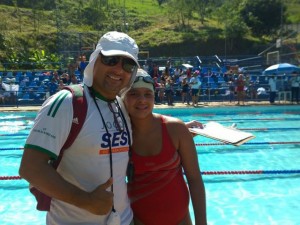 Marcelo e a filha, uma das atletas de base da natação em Resende