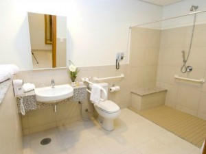 Banheiro com barras de segurança auxiliam idosos no dia-a-dia