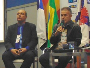 Chiquinho da Mangueira  (à direita), presidente da atual campeã carioca, durante uma das mesas de debate do evento